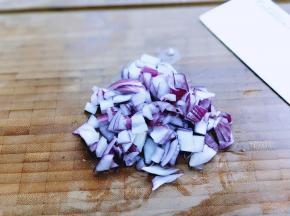 洋葱去皮，切丁。