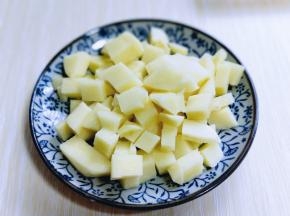 土豆去皮切丁。