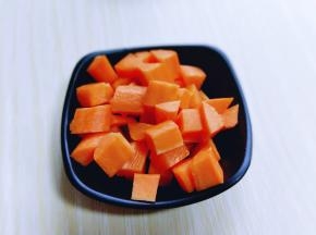 胡萝卜去皮切丁。
