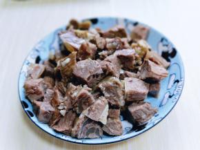 熟牛肉，切小块。也可以根据个人喜欢切牛肉的大小块。（我刚好用高压锅压了很多牛肉，如果选用生牛肉也可以。）