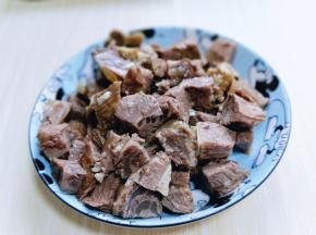 熟牛肉，切小块。也可以根据个人喜欢切牛肉的大小块。（我刚好用高压锅压了很多牛肉，如果选用生牛肉也可以。）