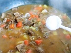 加入盐，可以根据个人口味调味。