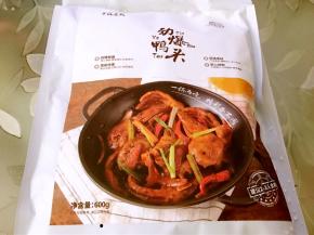 买来的半成品食光社劲爆鸭头，里面的配料齐全，很方便哦