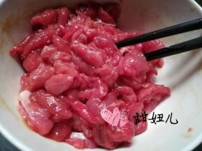 牛肉断筋切法，切薄片，放入料酒、盐、耗油腌制20分钟
