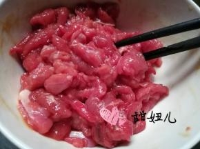 牛肉断筋切法，切薄片，放入料酒、盐、耗油腌制20分钟