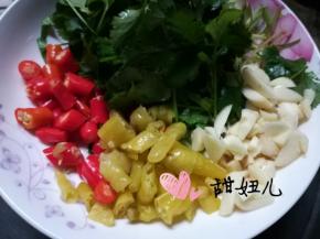 香菜、小米椒洗干净，切段，大蒜瓣切碎备用