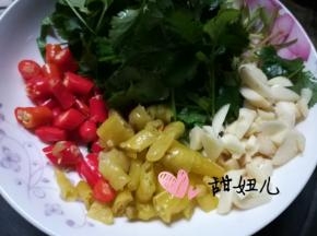 香菜、小米椒洗干净，切段，大蒜瓣切碎备用