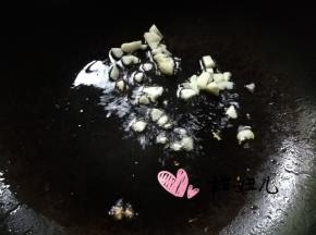 锅中倒入适量植物油烧热，放入大蒜碎炒香