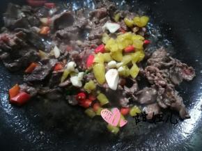 再加入黄色小米椒继续翻炒，这时候可以试一下咸淡，如果淡了可以在这一步加点盐