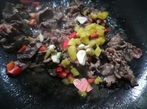 再加入黄色小米椒继续翻炒，这时候可以试一下咸淡，如果淡了可以在这一步加点盐