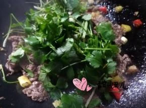 加上香菜跟孜然粒，翻炒两下就可以出锅了