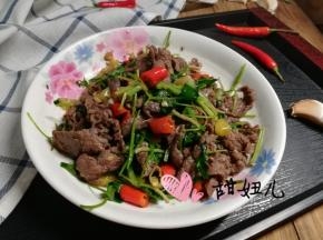 野山椒牛肉出锅装盘