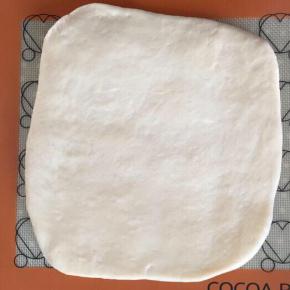 6.
将未加入紫薯粉的面团用擀面杖擀开。一开始可能会有点硬，慢慢的会越来越软，而且延展性很好，不会回缩。
