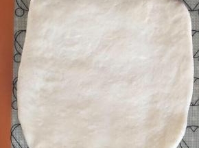 6.
将未加入紫薯粉的面团用擀面杖擀开。一开始可能会有点硬，慢慢的会越来越软，而且延展性很好，不会回缩。
