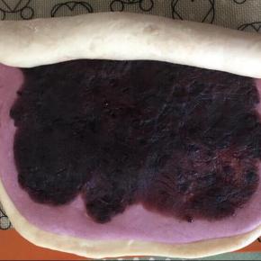 将摆放好的面饼从上面卷下来，一边卷一边轻轻的提一下。
