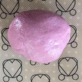 揉入紫薯粉。这一步要揉匀揉开。最后面团应该是光泽很绵软的状态。