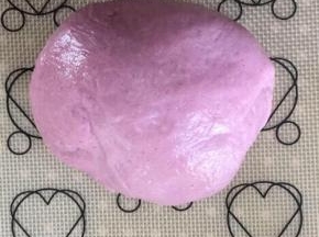 揉入紫薯粉。这一步要揉匀揉开。最后面团应该是光泽很绵软的状态。