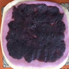 加入豆沙，薄薄的一层，平铺摆放均匀。
