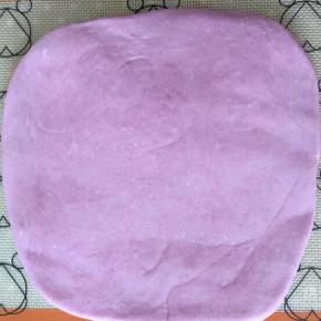 另外一个面团也按照上面的方法擀开。大小稍微比白色的面团小一点。