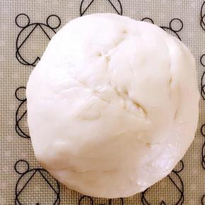 所有材料除盐和黄油以外揉成扩展阶段。
静至10分钟，加入盐和黄油，揉至完全阶段。
遮盖保鲜膜醒发。
