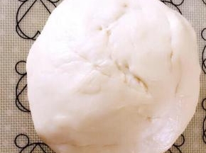 所有材料除盐和黄油以外揉成扩展阶段。
静至10分钟，加入盐和黄油，揉至完全阶段。
遮盖保鲜膜醒发。
