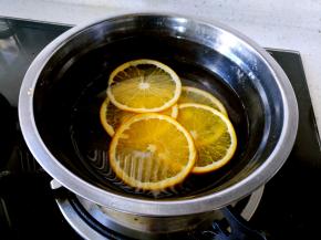 小火煮至橙皮白色部分变透明，大约需要10分钟