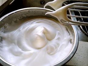 蛋清分3次加入50克白糖，打发至出现小弯钩