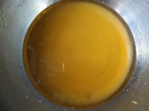 用电动打蛋器将蛋黄液搅打乳化