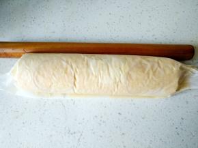 稍凉后翻面，借助擀面杖卷起