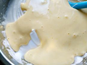 将蛋糕糊倒回蛋白盆