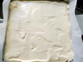 将蛋糕糊倒入铺了油纸的烤盘，表面刮平