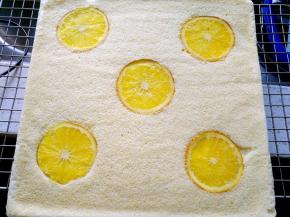 表面上色均匀后立即出炉倒扣，撕去油纸