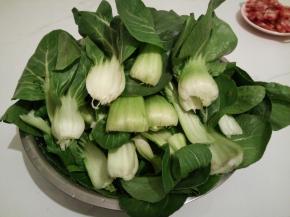 小青菜一片一片洗干净