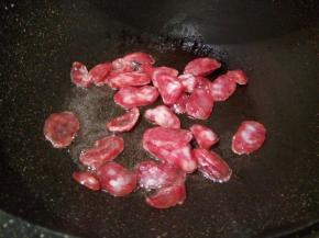 锅里放一点点油，加腊肠翻炒