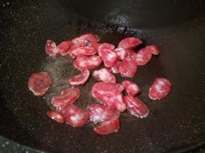 锅里放一点点油，加腊肠翻炒