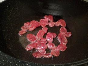 翻炒出腊肠里的油