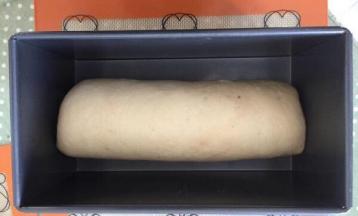 放入吐司模。记得收口朝下哦。