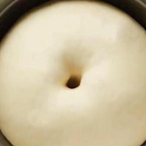 发至原面团1.5-2倍大。
面团表面光滑有弹性，手指按下去不弹起，不会回缩。
