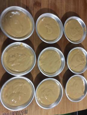 将面糊倒入蛋挞模八分满