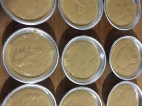 将面糊倒入蛋挞模八分满