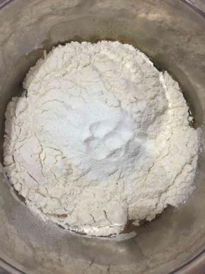 将面粉和泡打粉倒入红糖水中。用电动打蛋器低速搅拌均匀。