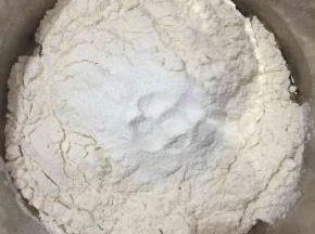 将面粉和泡打粉倒入红糖水中。用电动打蛋器低速搅拌均匀。