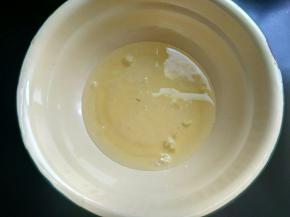 准备两个干净的无油无水的大盆，将蛋清蛋黄分离。