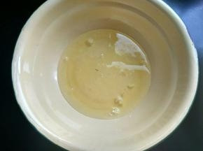准备两个干净的无油无水的大盆，将蛋清蛋黄分离。