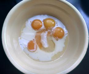 将20g白糖，油，牛奶放入蛋黄盆中。