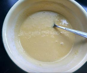 用翻拌的手法搅拌均匀。