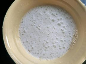 蛋清中加入白醋，中速打发出现白泡时加入剩下的白糖，继续打发。