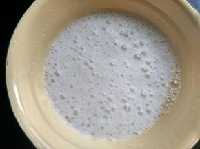 蛋清中加入白醋，中速打发出现白泡时加入剩下的白糖，继续打发。