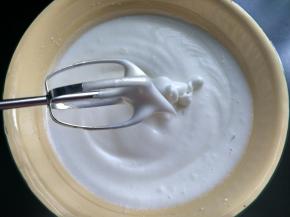 蛋白打发至湿性发泡，提起打蛋器有小湾勾，蛋白就打发好了。