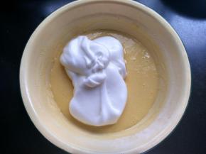 取三分之一蛋白到蛋黄糊中，翻拌均匀。这时将烤箱上下火160度预热10分钟。